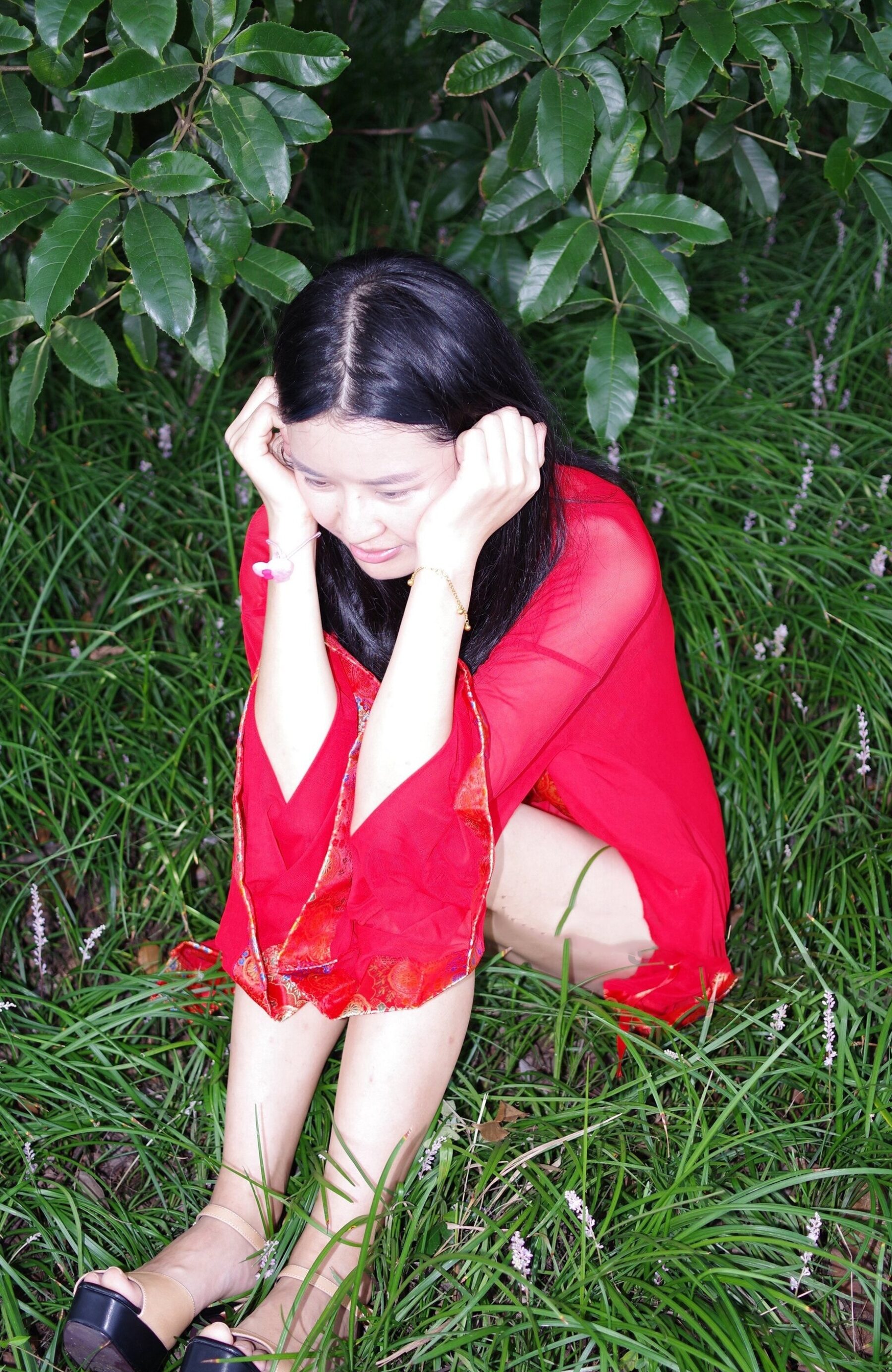红衣气质少妇野外拍摄