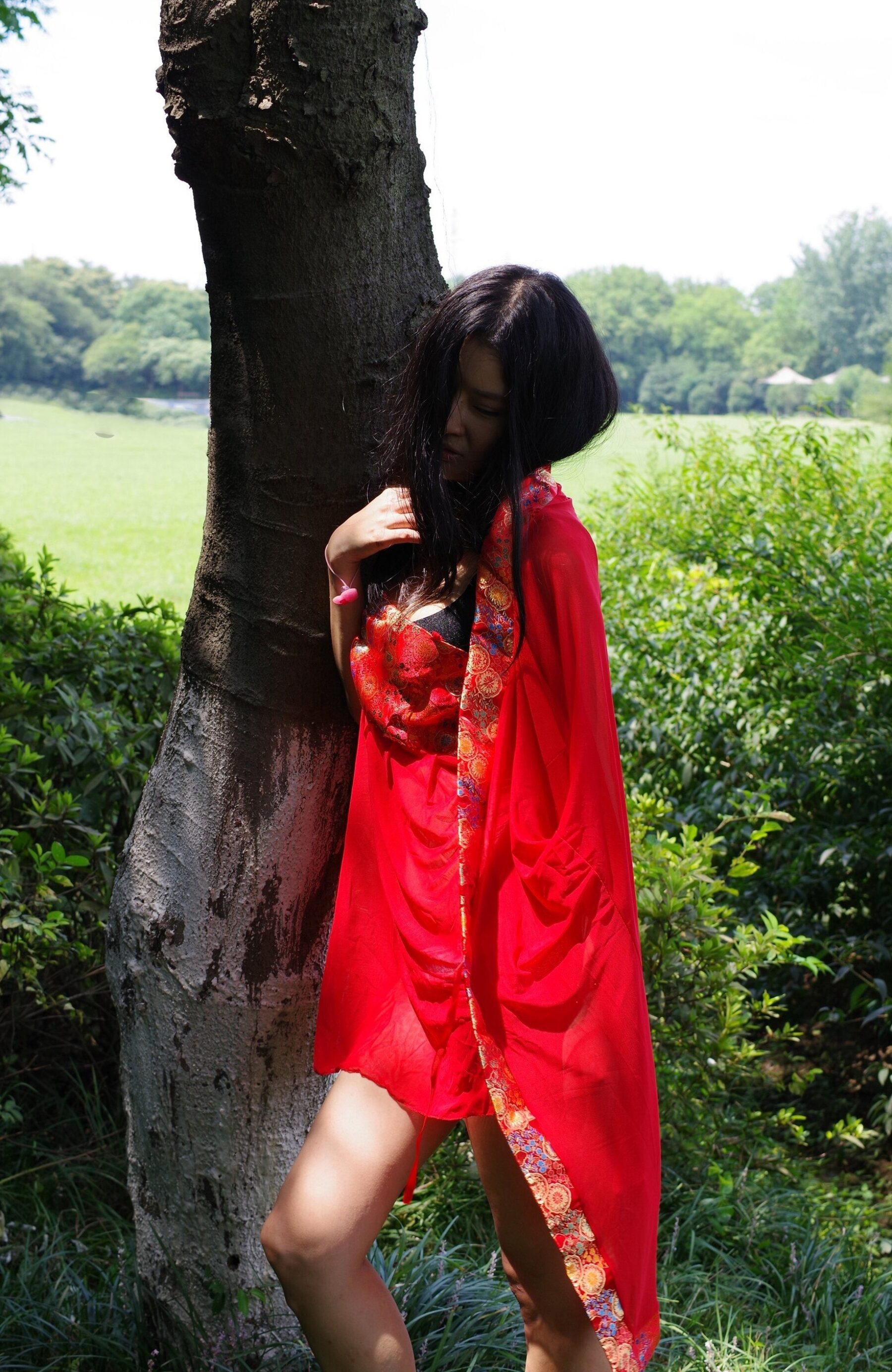 红衣气质少妇野外拍摄