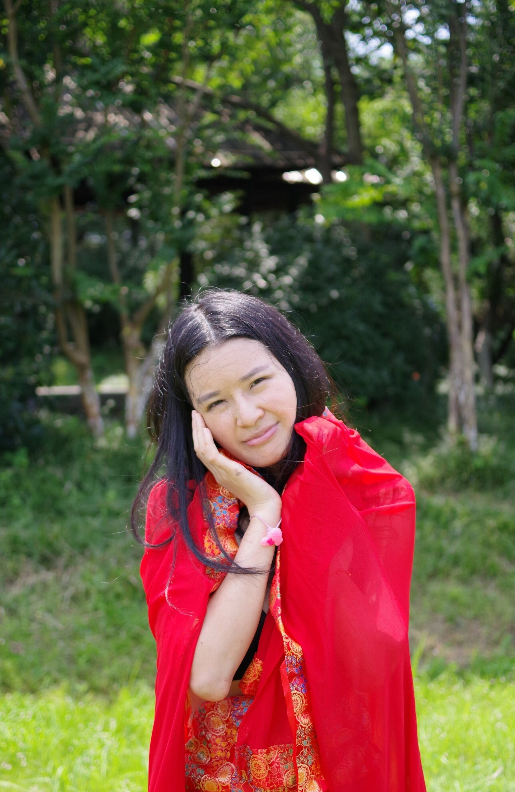 红衣气质少妇野外拍摄