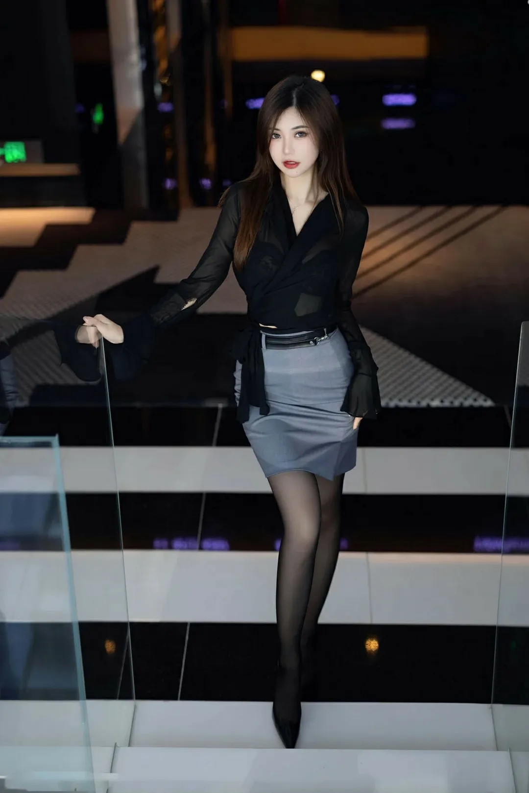 黑色让长腿裹满风情