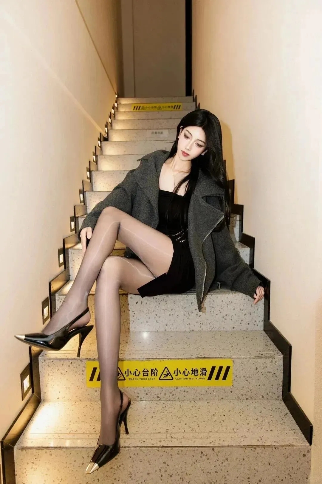 黑色让长腿裹满风情