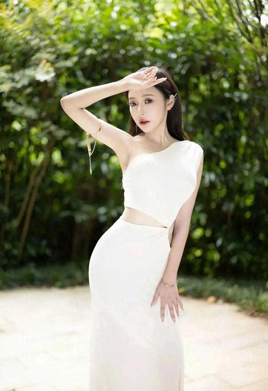 身材高挑的小姐姐