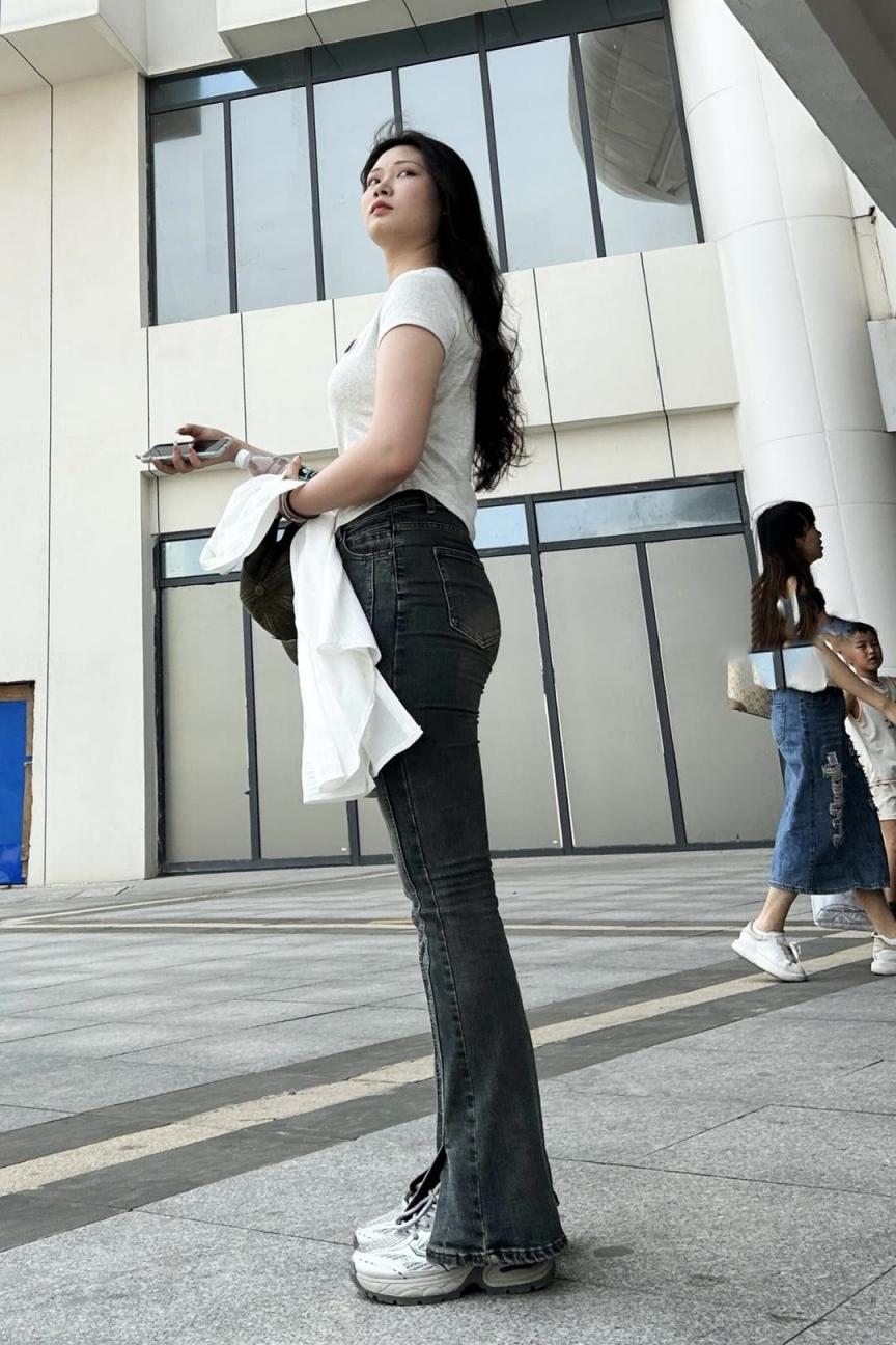 街拍牛仔裤圆润的屁股