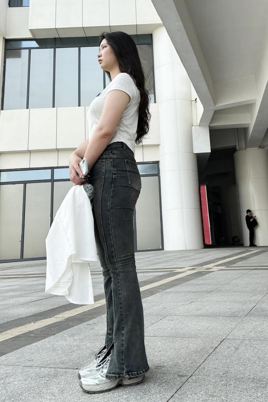 街拍牛仔裤圆润的屁股