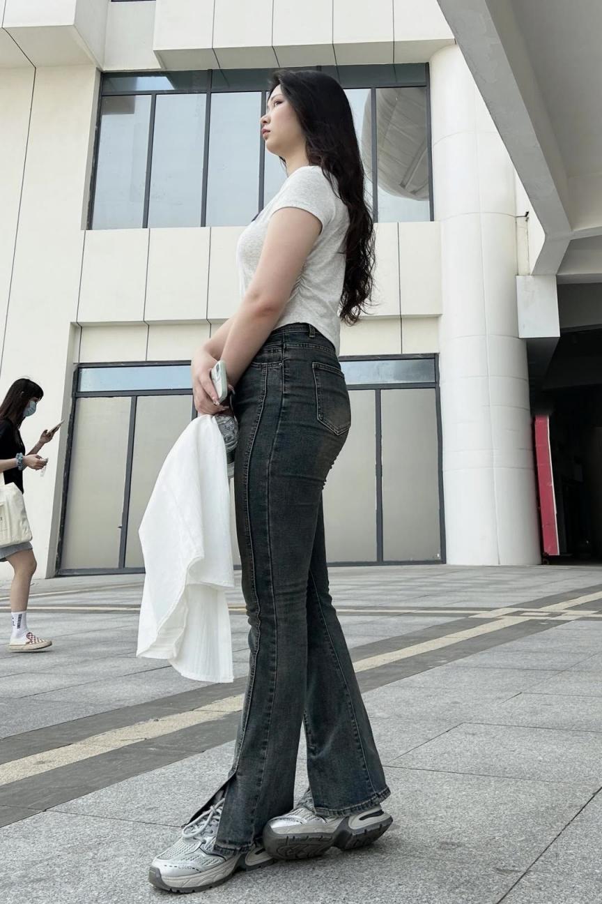 街拍牛仔裤圆润的屁股