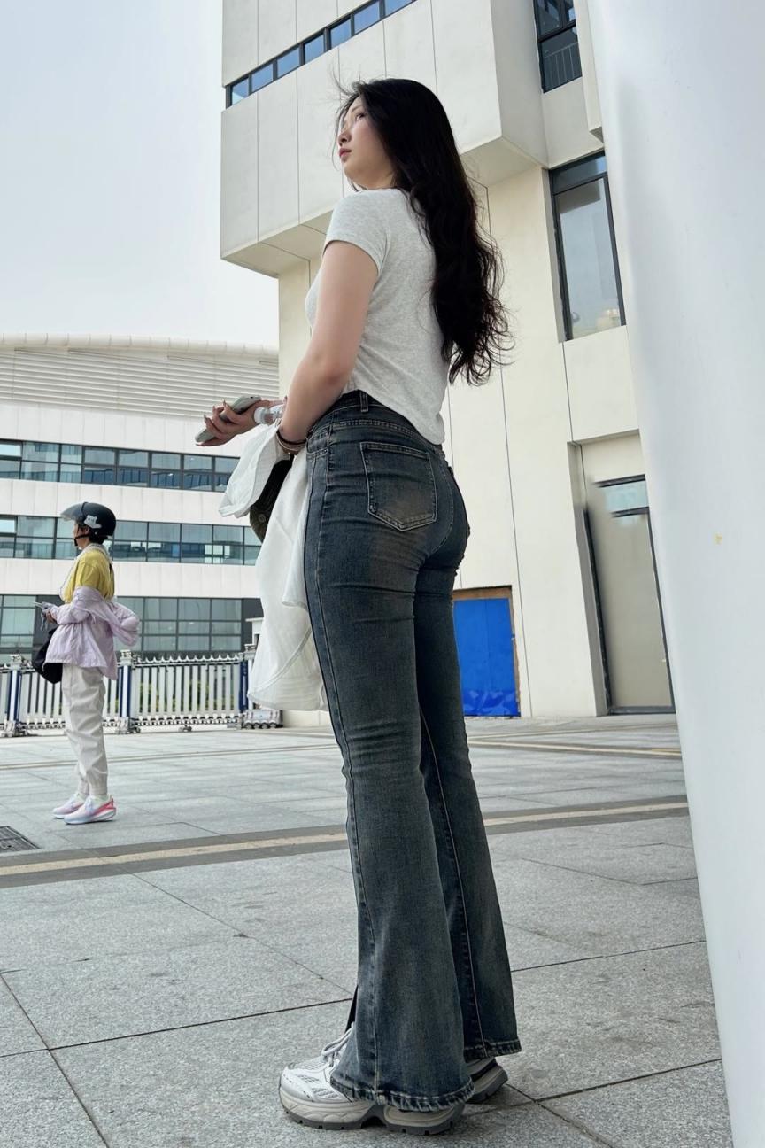 街拍牛仔裤圆润的屁股