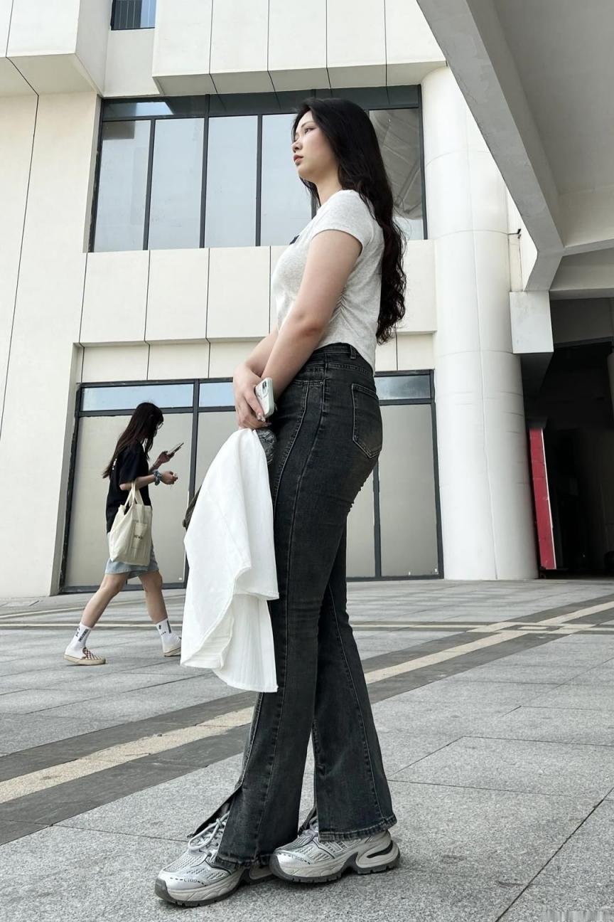 街拍牛仔裤圆润的屁股