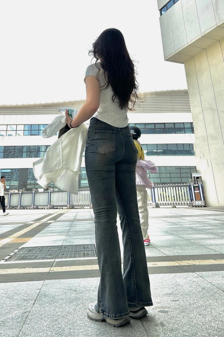 街拍牛仔裤圆润的屁股