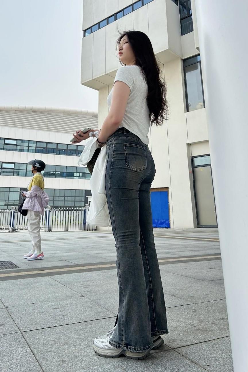 街拍牛仔裤圆润的屁股