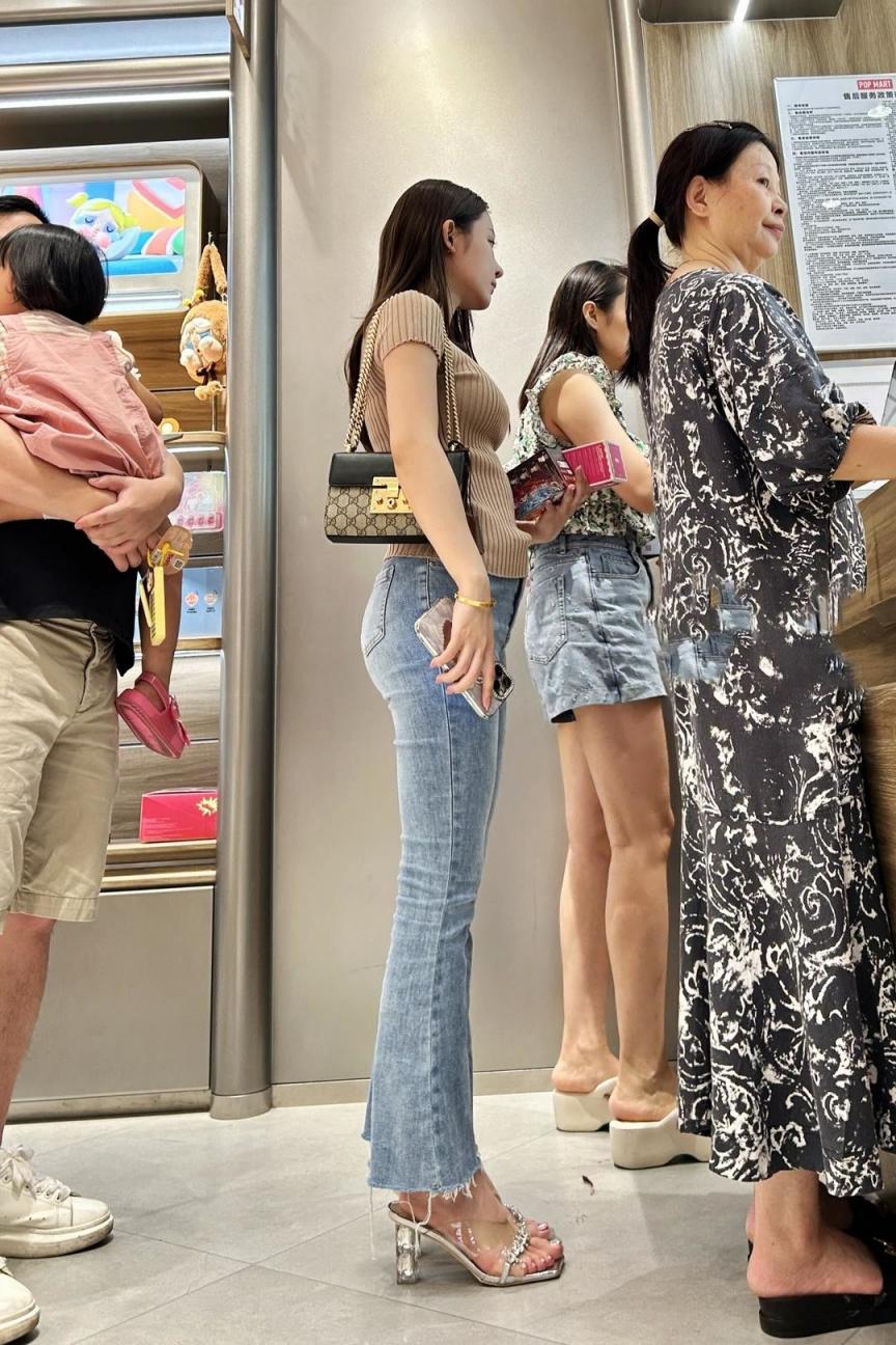 街拍牛仔裤圆润的屁股