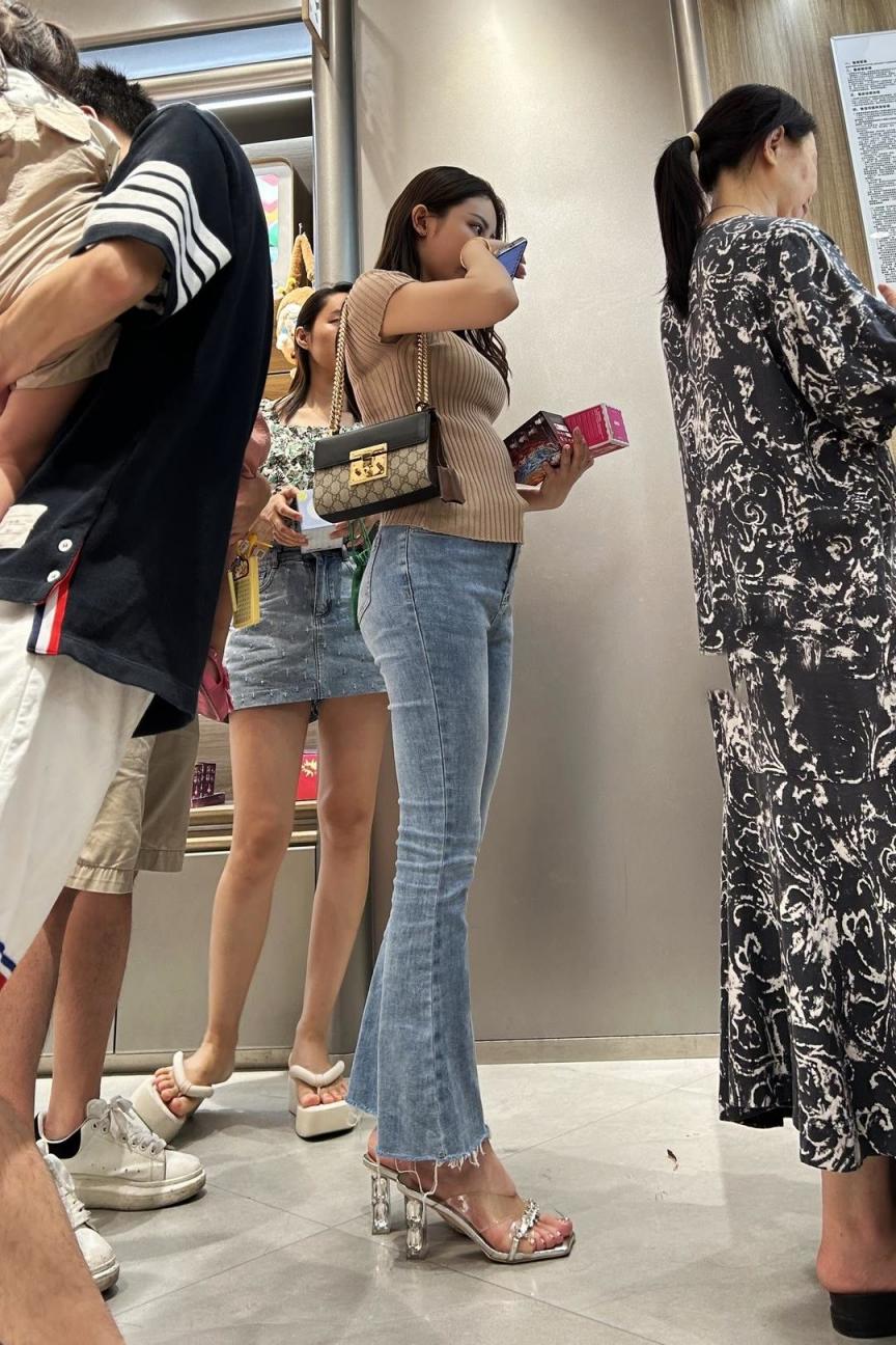 街拍牛仔裤圆润的屁股