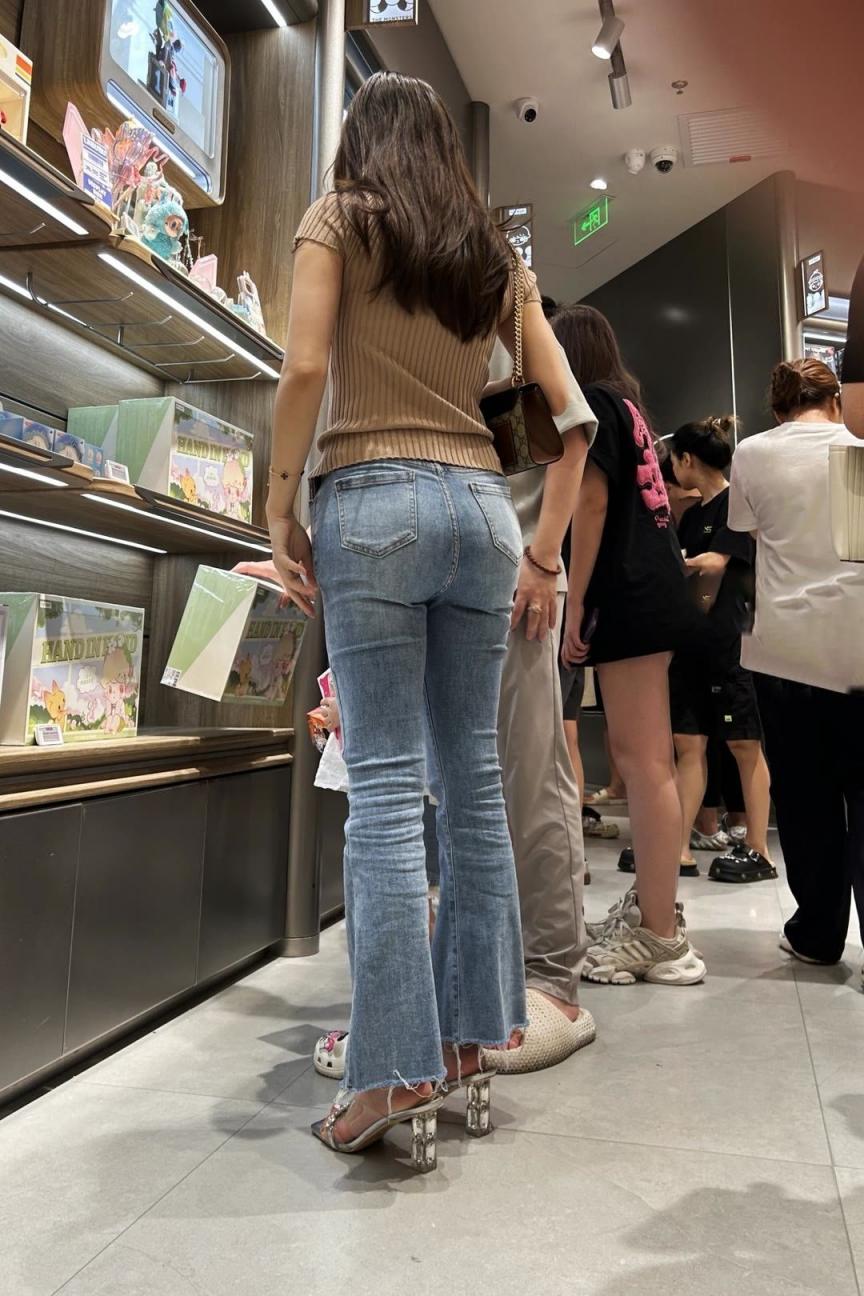 街拍牛仔裤圆润的屁股