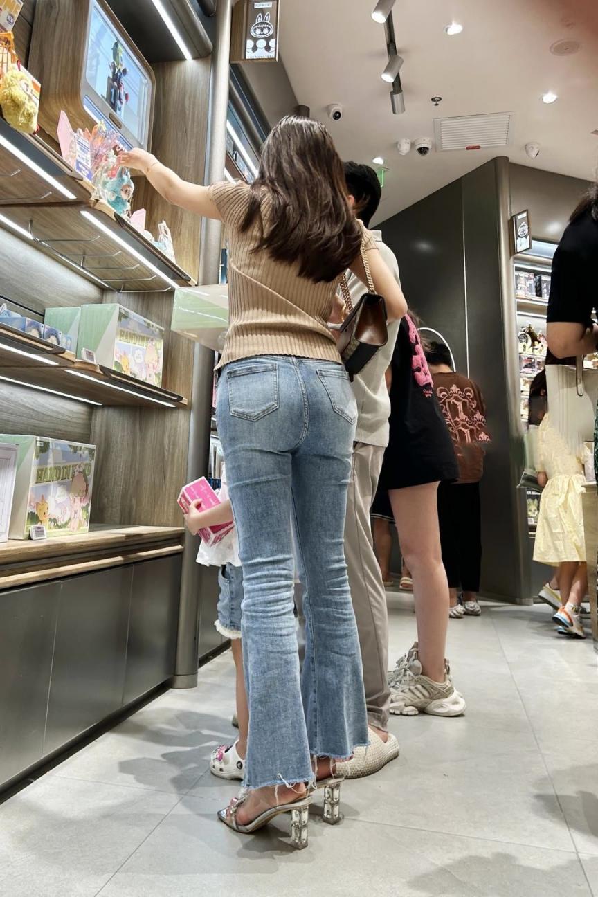 街拍牛仔裤圆润的屁股