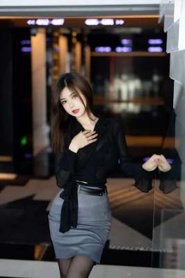 黑色让长腿裹满风情