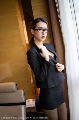 眼镜OL黑丝女秘书