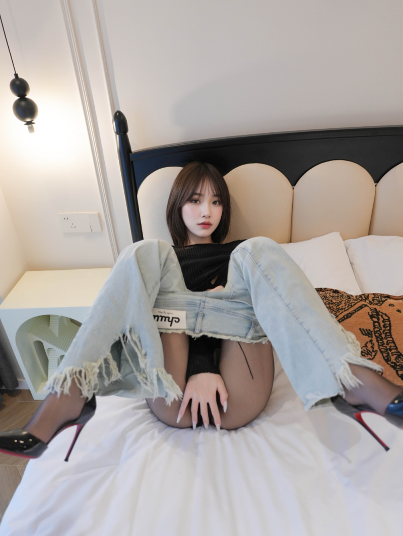 超清纯的牛仔裤里黑丝