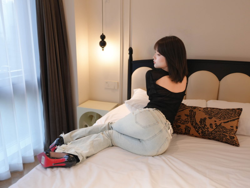 超清纯的牛仔裤里黑丝