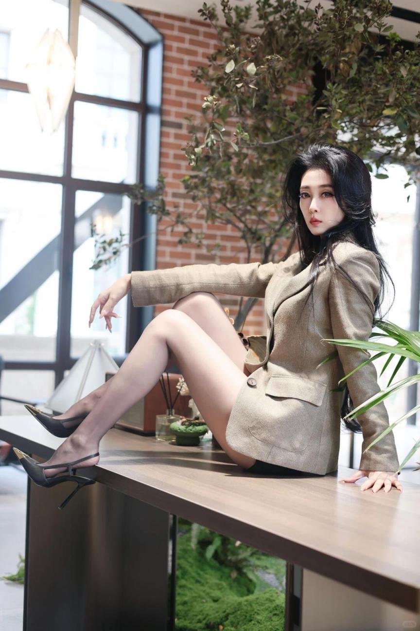 高跟大长腿的小姐姐