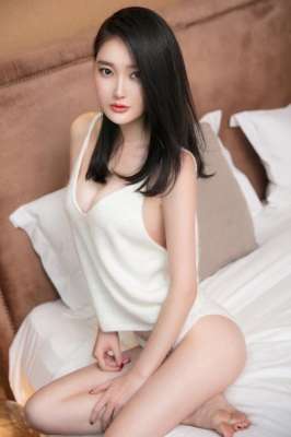 透明薄纱一丝不挂的少女