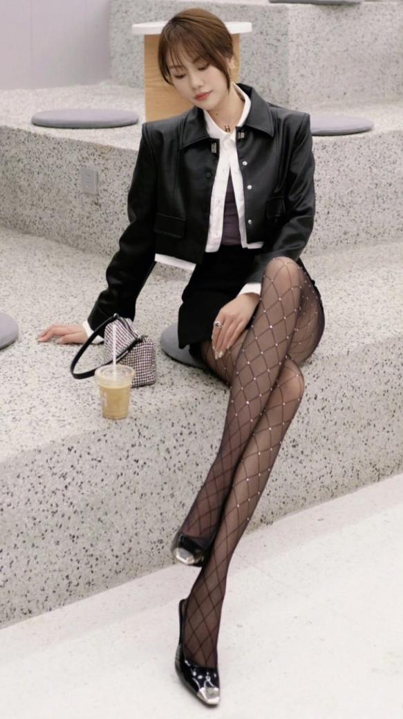 满屏黑丝大长腿