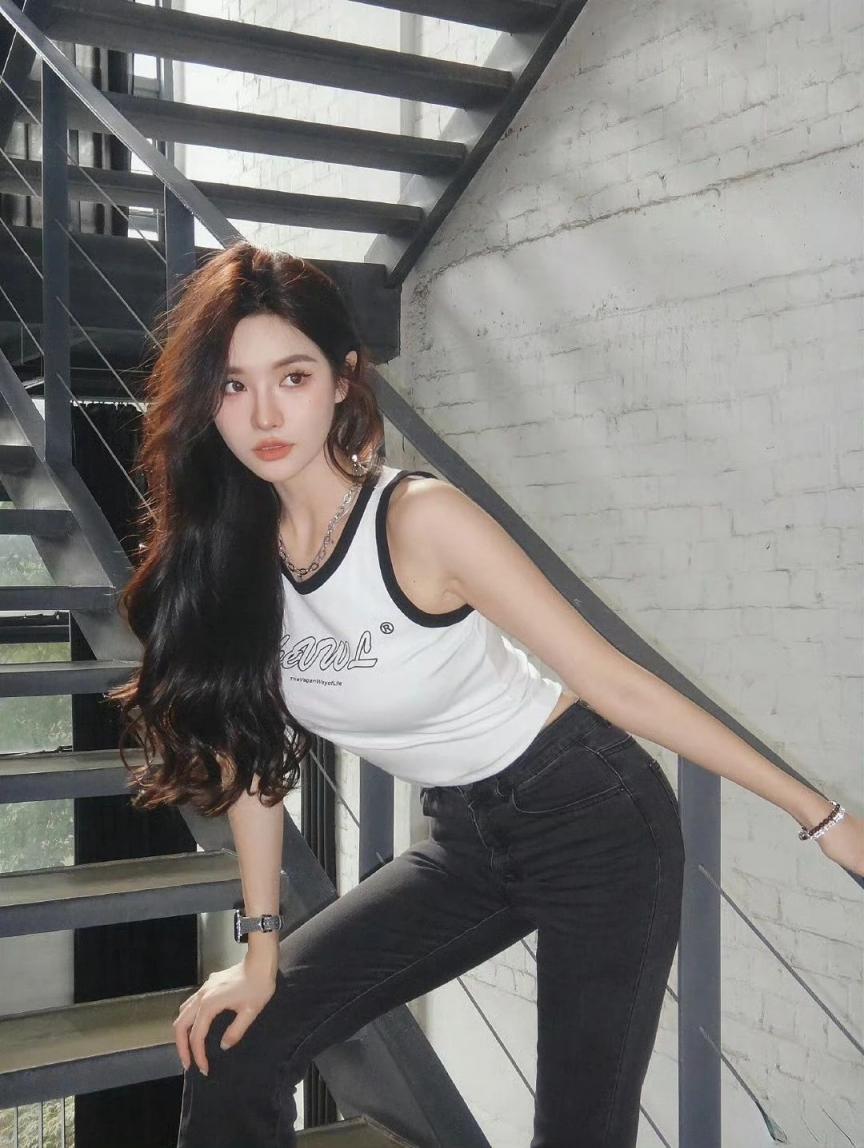 漂亮的小姐姐 2025112301