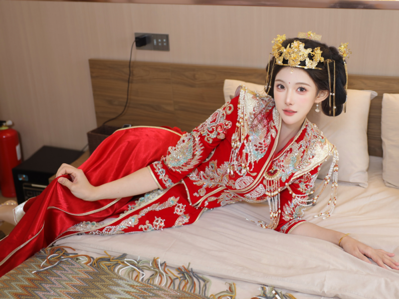 凤冠霞帔肉丝骚穴男人终极梦想