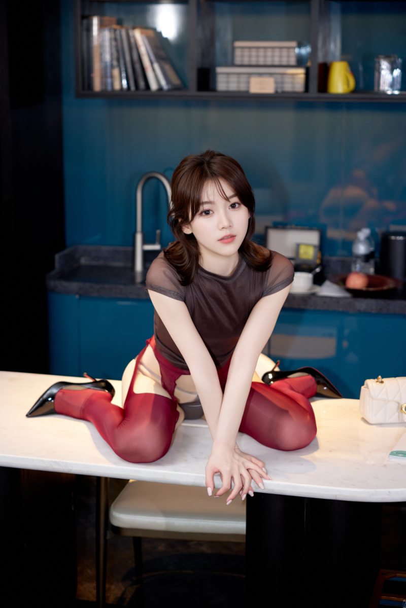 丝袜美腿诱人妹子更清纯