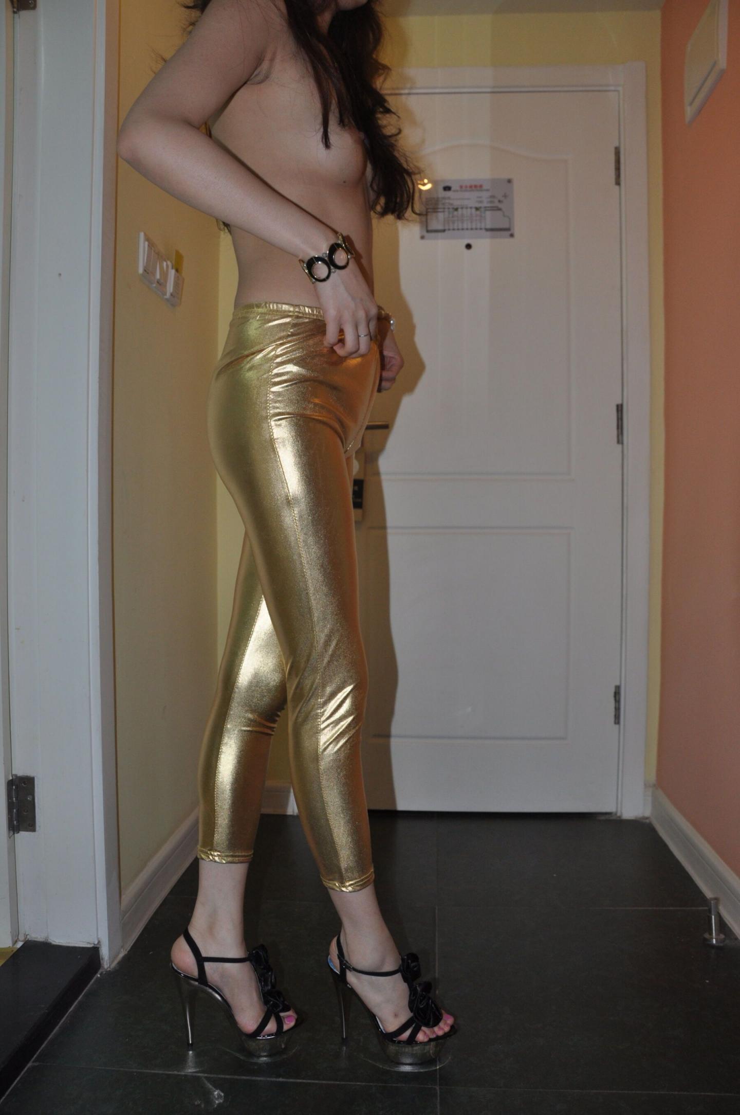 金色紧身裤更显妹子身材