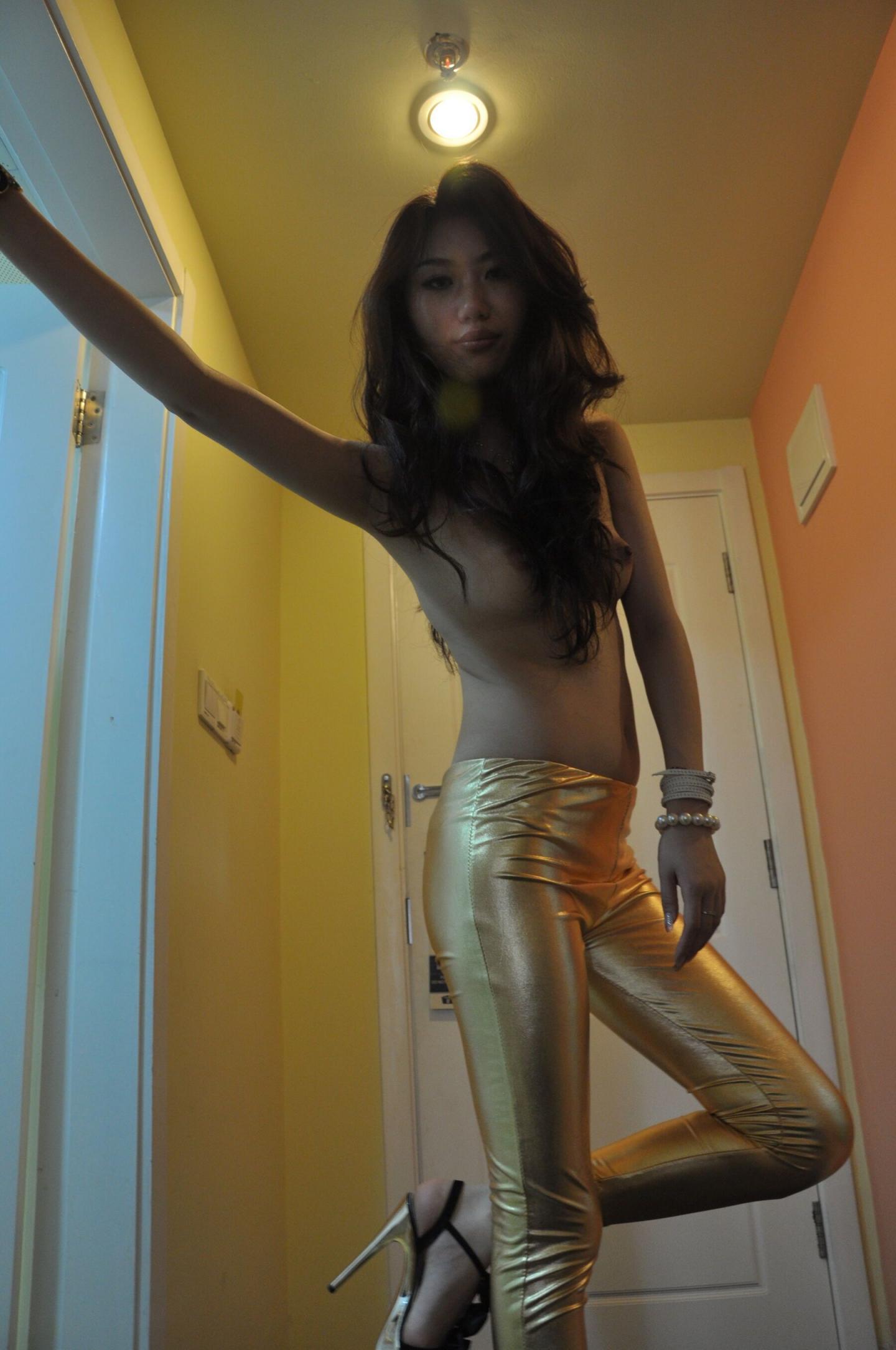 金色紧身裤更显妹子身材