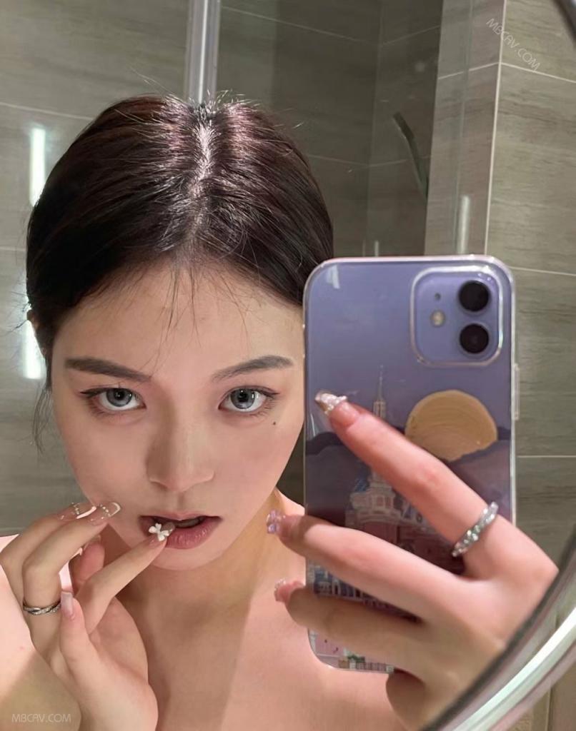 顶级大长腿颜值小红书美女博主不雅XXOO视图流出，口含大J8的样子很臊