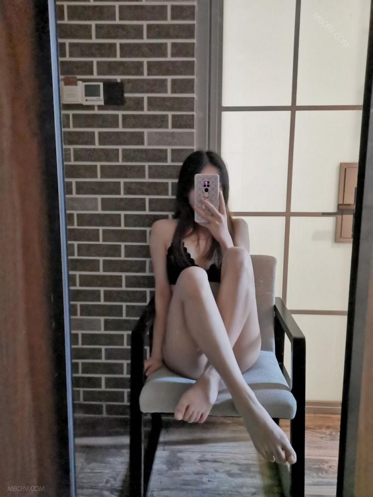 顶级大长腿颜值小红书美女博主不雅XXOO视图流出，口含大J8的样子很臊