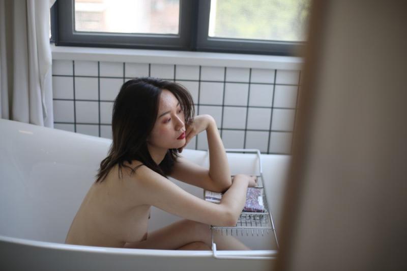 浴缸中的白嫩良家妹子