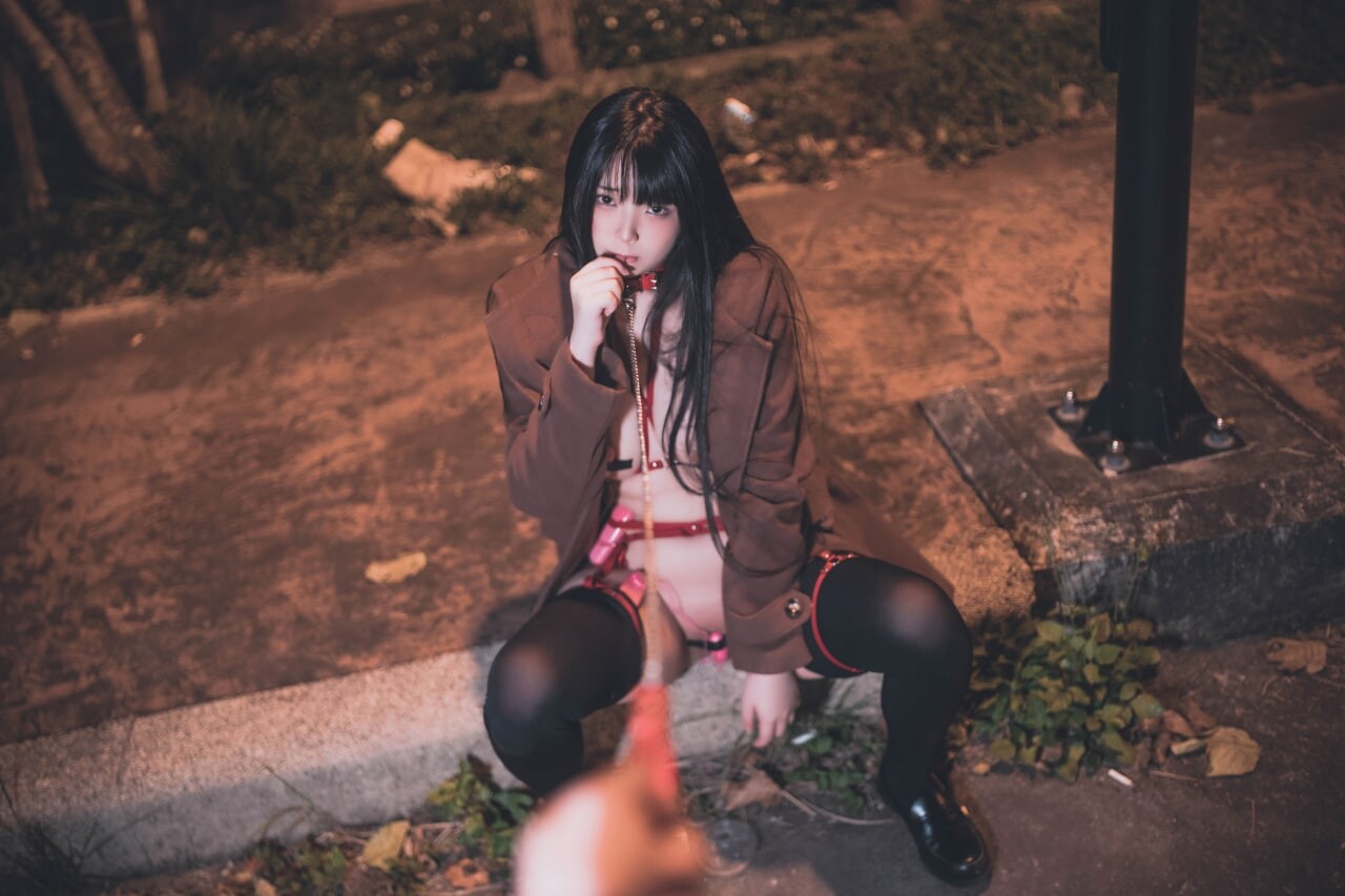 [露出的小妹妹]野外露出，反差满满的脱衣实拍，在无人的角落展现风姿