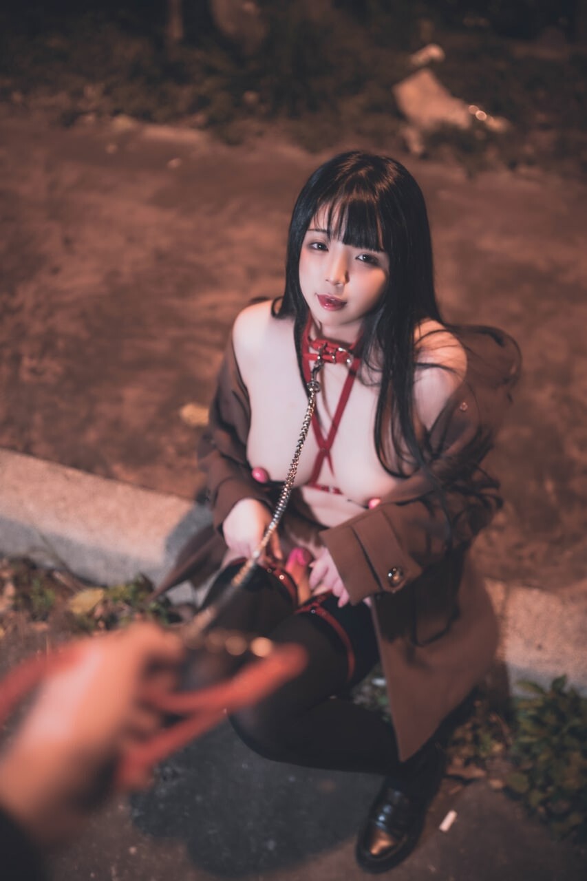 [露出的小妹妹]野外露出，反差满满的脱衣实拍，在无人的角落展现风姿