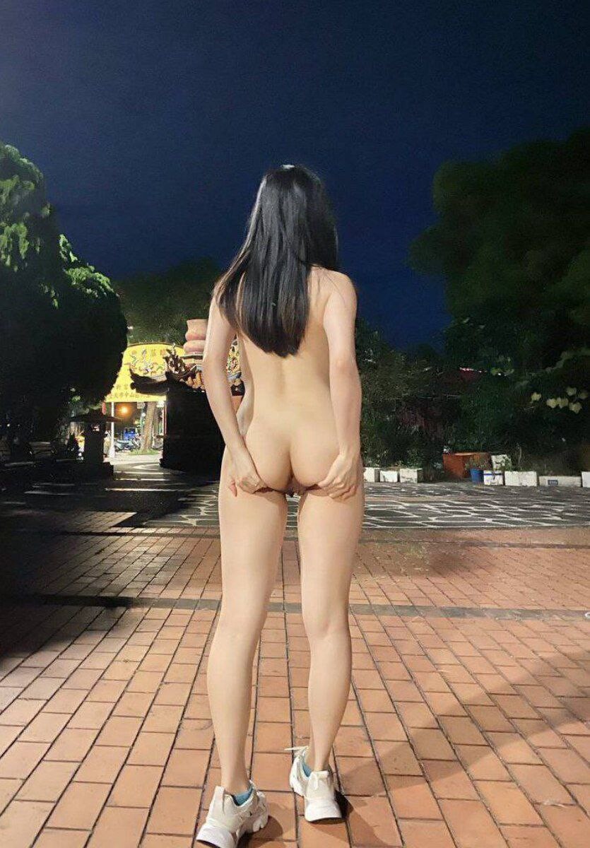 [露出的小妹妹]野外露出，反差满满的脱衣实拍，在无人的角落展现风姿