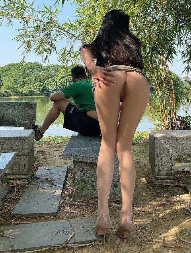 [露出的小妹妹]野外露出，反差满满的脱衣实拍，在无人的角落展现风姿