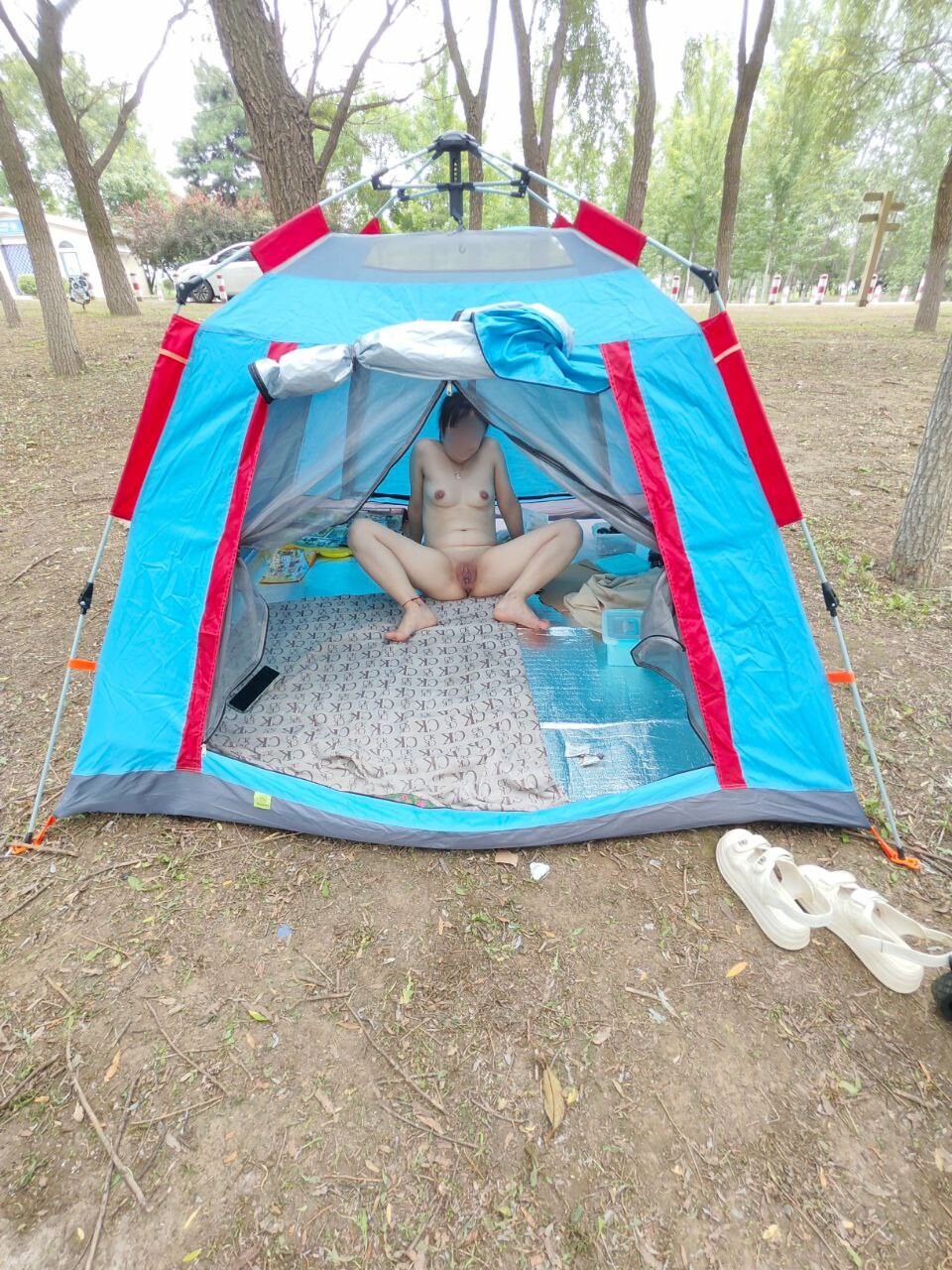 [露出的小妹妹]野外露出，反差满满的脱衣实拍，在无人的角落展现风姿