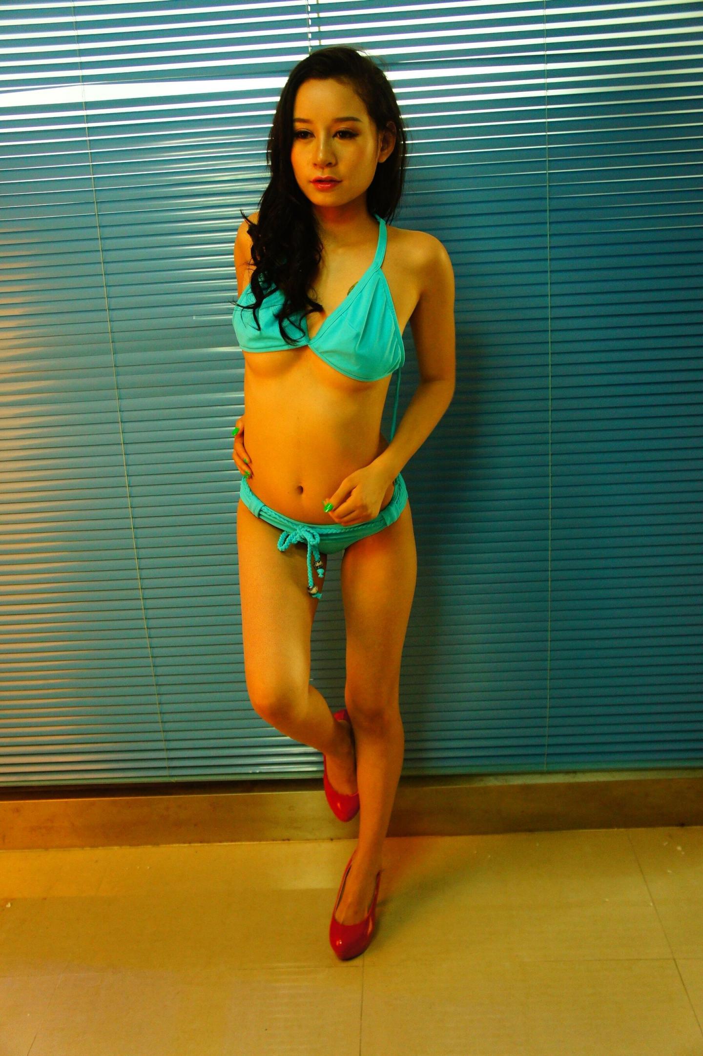 发骚的蓝色比基尼少妇