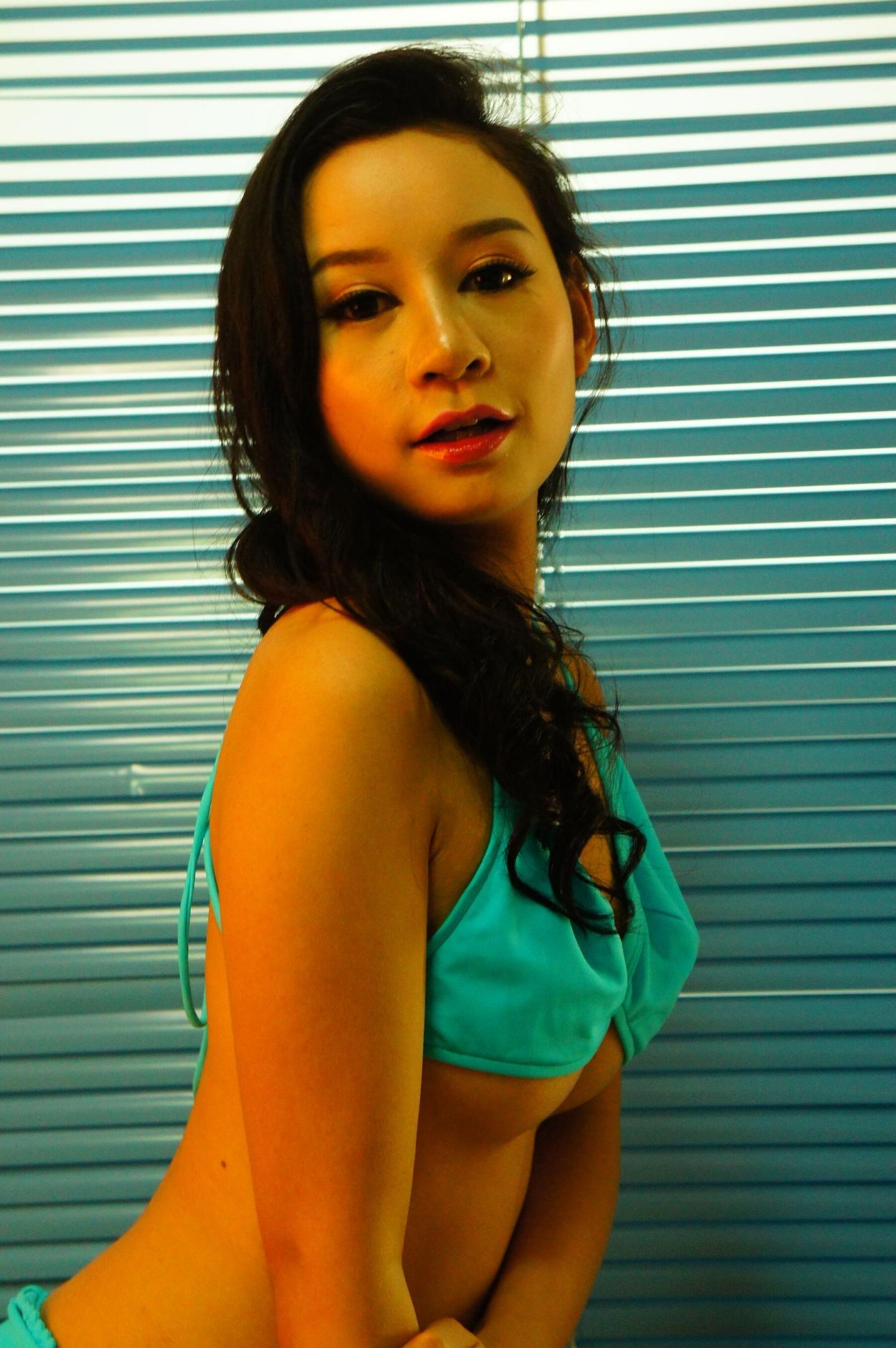 发骚的蓝色比基尼少妇