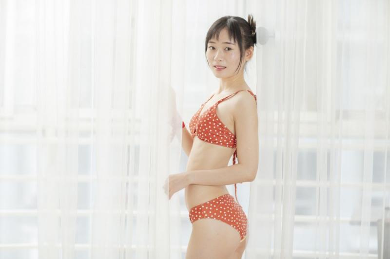 极品粉嫩的比基尼妹子