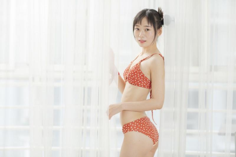 极品粉嫩的比基尼妹子