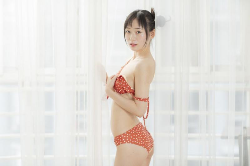 极品粉嫩的比基尼妹子