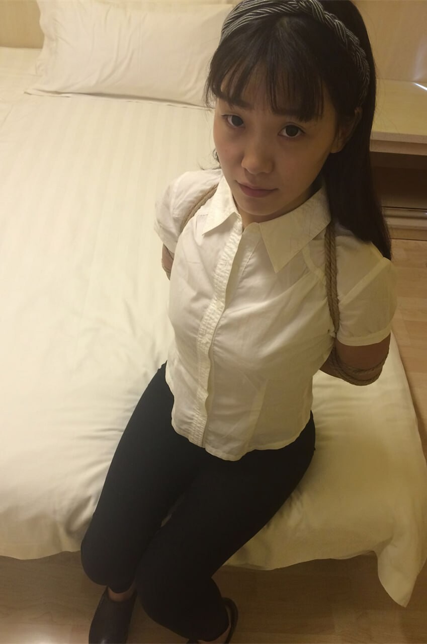 北漂艺校英子本乖乖等着拍照 被绑起来挨操名场面