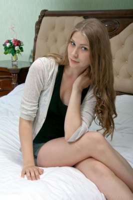 长发少女凯西脱光衣服，展示她令人惊叹的裸体的每一寸肌肤