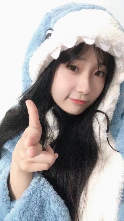 反差婊来吧，宝贝，先喂饱我这张嘴再说别的……