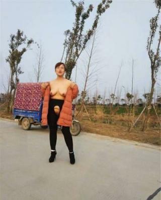 反差婊来吧，宝贝，先喂饱我这张嘴再说别的……