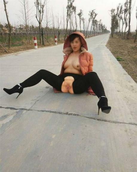 反差婊来吧，宝贝，先喂饱我这张嘴再说别的……