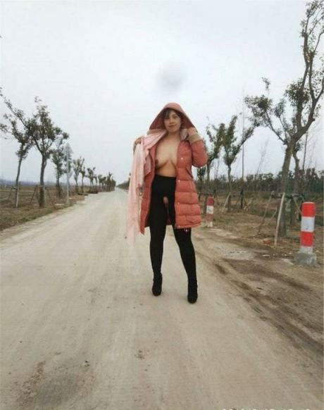 反差婊来吧，宝贝，先喂饱我这张嘴再说别的……