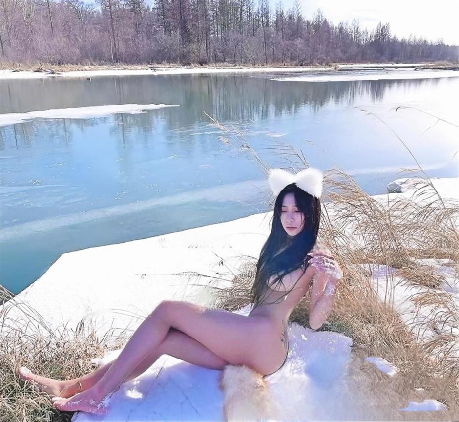 反差婊她半推半就，张嘴就含了进去……