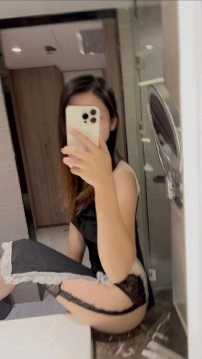 反差婊她半推半就，张嘴就含了进去……